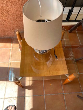 Mesa auxiliar cristal y madera + lamparita