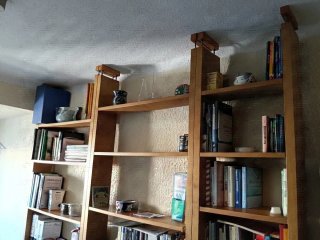 Estantería de madera con baldas regulables