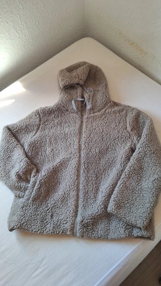 Chaqueta beige con capucha