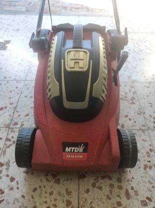 Cortacésped rojo y negro