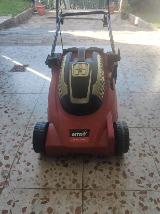 Cortacésped rojo y negro