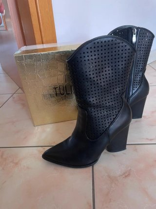 Stivaletti neri con tacco
