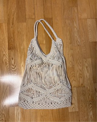Bolso de hombro de macramé beige