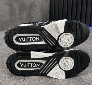 Louis Vuitton Zapatillas  Blancas y Negras