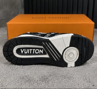 Louis Vuitton Zapatillas  Blancas y Negras