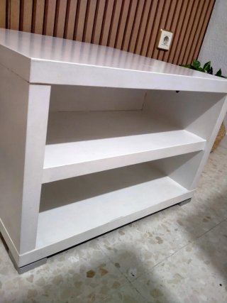 Mesa auxiliar blanca de madera