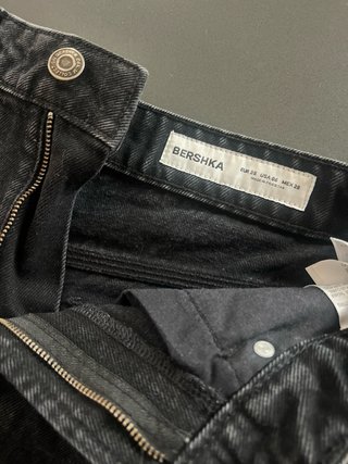 Pantalón vaquero corto negro desgastado