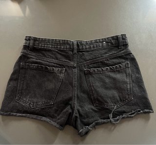 Pantalón vaquero corto negro desgastado