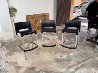 5 Banquetas de Barra Negras y Plateadas