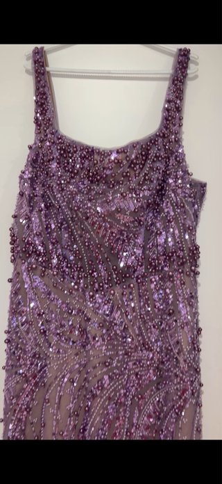 Vestido morado con perlas