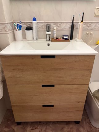 Mueble de baño madera claro con grifo cascada