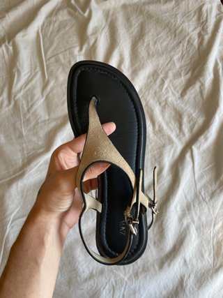 Sandalias Zara negras y doradas