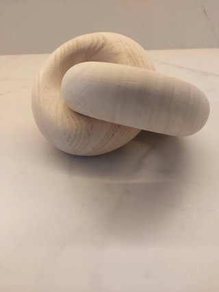 Escultura de madera entrelazada