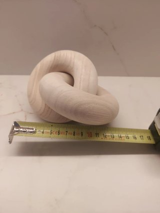Escultura de madera entrelazada