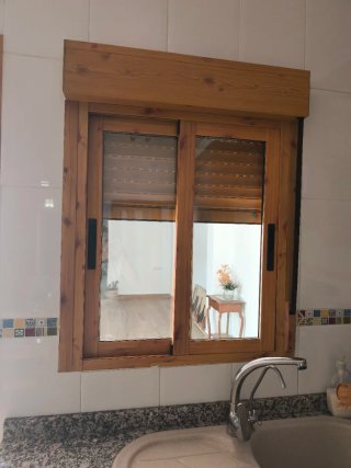 Ventana con persiana de pvc de 80 de ancho x 1