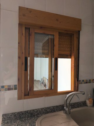 Ventana con persiana de pvc de 80 de ancho x 1