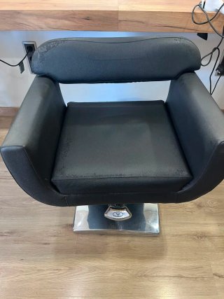 3 Sillones de peluquería negro y plateado