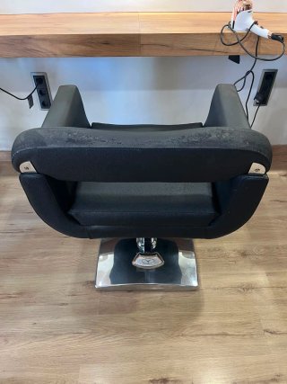 3 Sillones de peluquería negro y plateado