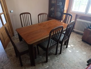 Mesa de comedor de madera