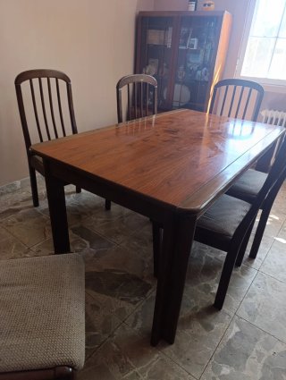 Mesa de comedor de madera