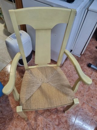 Silla de madera con asiento de ratán
