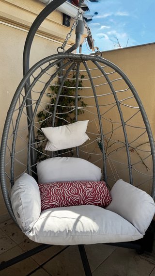 Silla colgante de exterior forma ovalada.