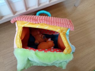 Casita Granja Zenón Peluche Caballo y Pollito