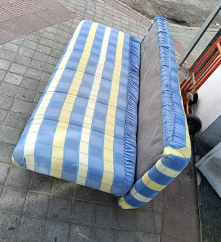 Sofá cama a cuadros azul