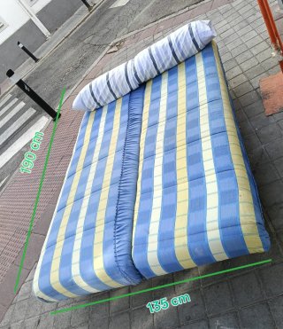 Sofá cama a cuadros azul