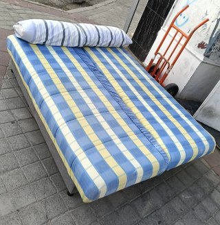 Sofá cama a cuadros azul