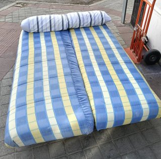 Sofá cama a cuadros azul