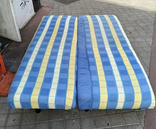 Sofá cama a cuadros azul