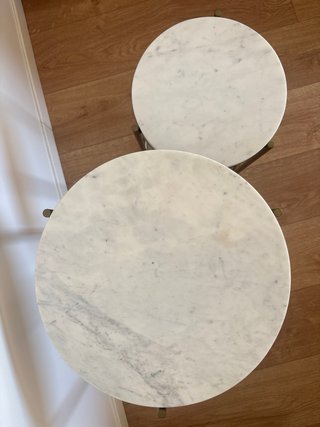 Set di due tavolini rotondi in marmo e acciaio