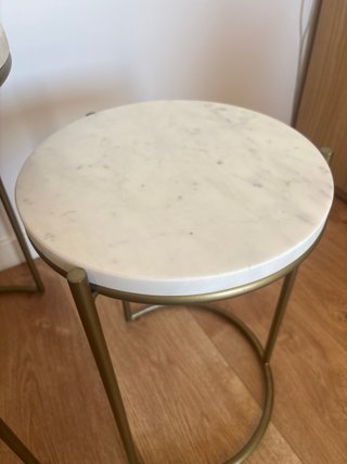 Set di due tavolini rotondi in marmo e acciaio