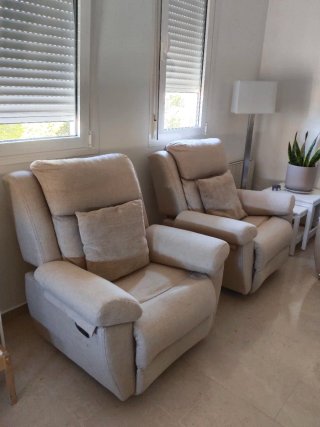 Sofá y 2 sillones reclinables en color beige.