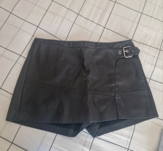 Falda corta cuero con cinturón