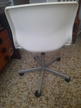 Silla de oficina blanca y gris