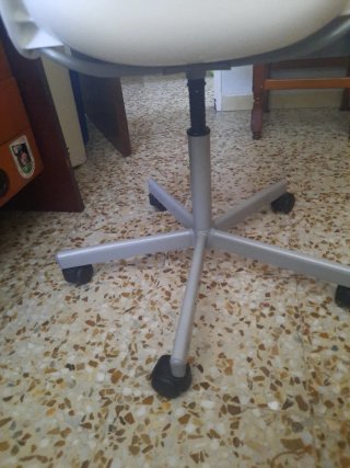 Silla de oficina blanca y gris