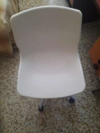 Silla de oficina blanca y gris