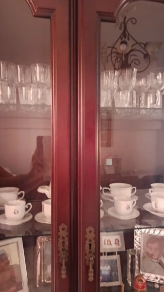 Vitrina de madera con detalles dorados