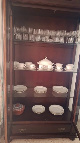 Vitrina de madera con detalles dorados