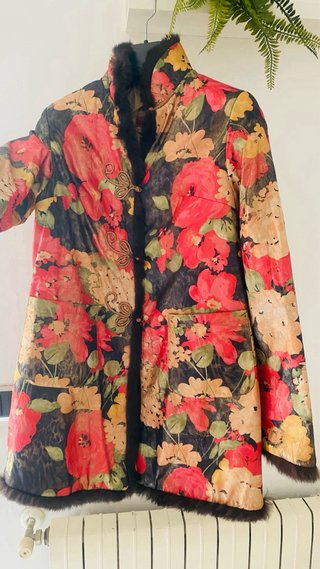 Abrigo estampado floral con pelo