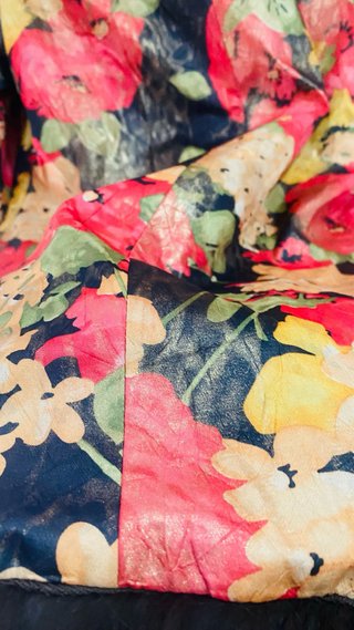 Abrigo estampado floral con pelo