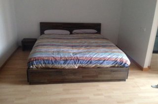 Cama doble de madera