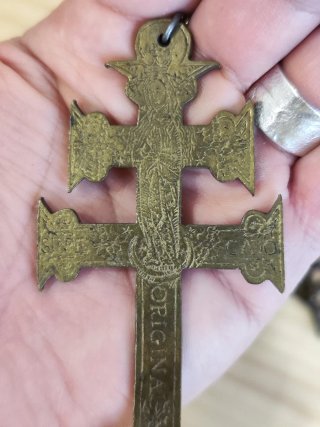 Cruz antigua de bronce con medallas