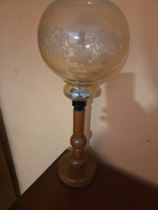 Lámpara antigua de madera y cristal