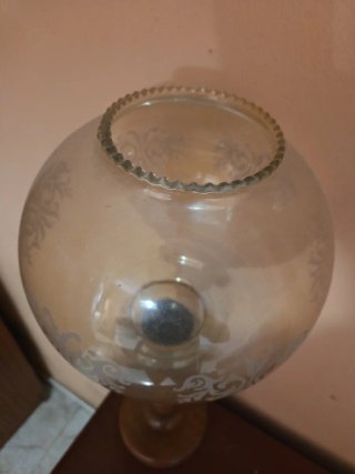 Lámpara antigua de madera y cristal