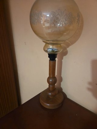 Lámpara antigua de madera y cristal