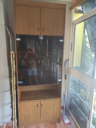 Mueble de madera y cristal
