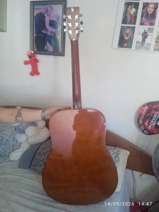 Guitarra Acústica Marrón y Beige